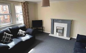 Modern 2 Bed Flat, Private Parking & Sec Entry